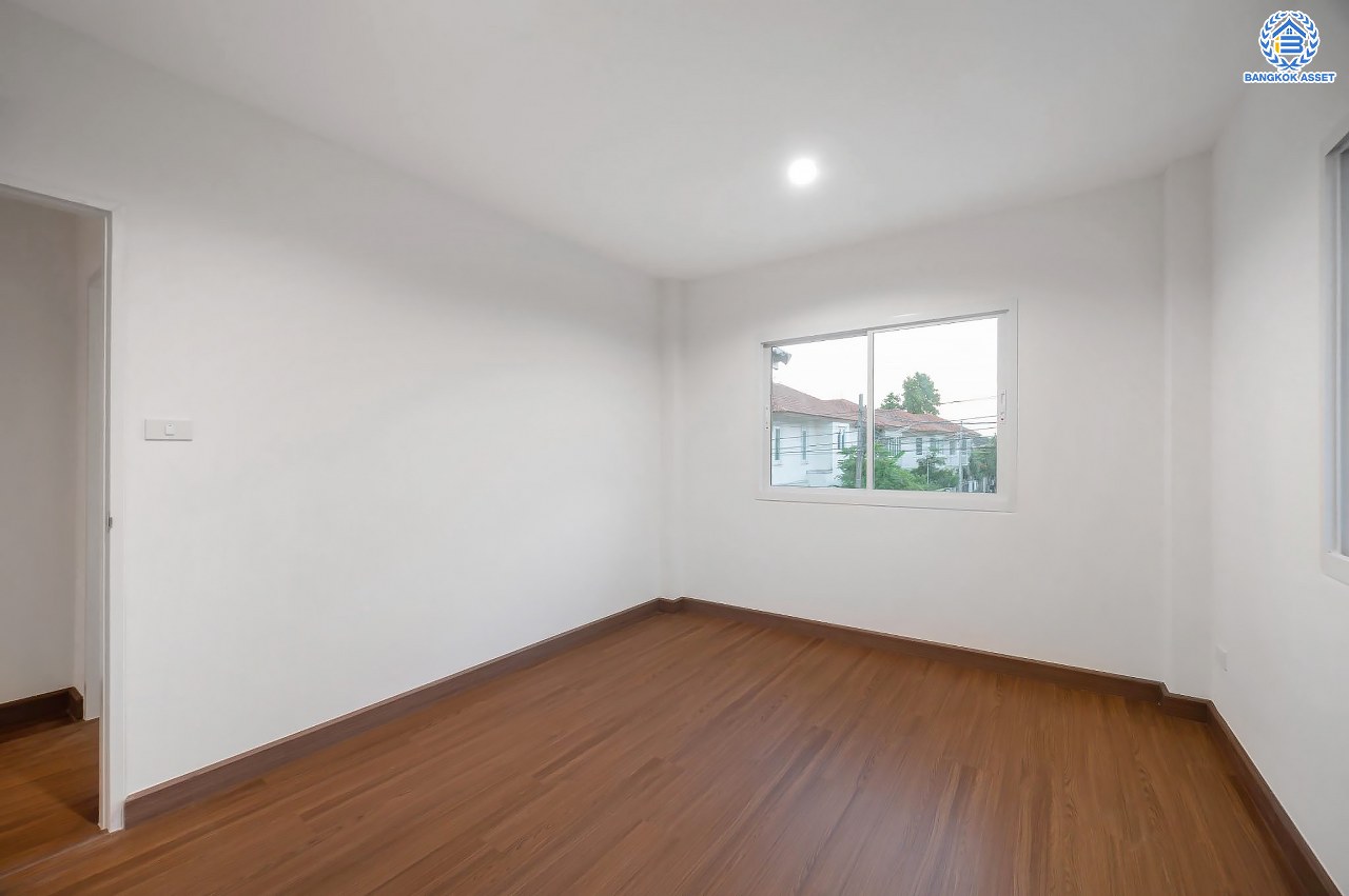 บ้านมือสองตกแต่งใหม่ โครงการ กฤษดานคร18 พุทธมณฑลสาย3 เนื้อที่ 74 ตร.ว. บนพื้นที่ใช้สอย 158.9 ตร.ม. อีกระดับของฟังก์ชัน 4 ห้องนอน 3 ห้องน้ำ จอดรถได้ 2 คัน พร้อม 1 ห้องอเนกประสงค์สุด Private ที่สามารถปรับการใช้งานได้หลากหลาย บนทำเลศักยภาพเชื่อมต่อหลายเส้นทาง ใกล้เซ็นทรัลปิ่นเกล้า ม.มหิดล และทางด่วน "ศรีรัช"